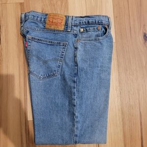 Medium Stonewashed Relaxed Fit 5-pocket Levi 550 Jeans. Size 33W×30L.